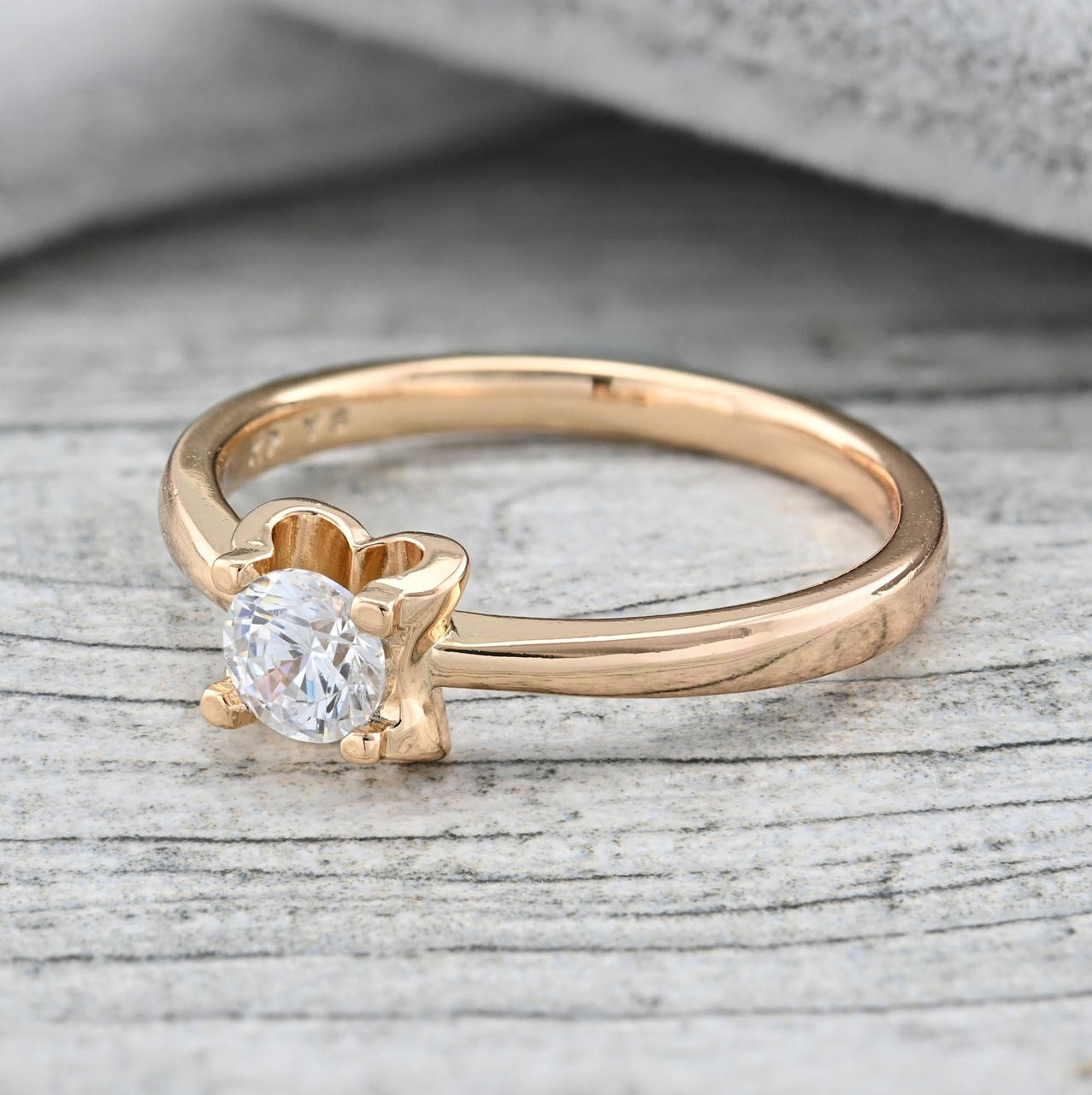 

Кольцо Xuping 37244 ширина 6 мм белые фианиты позолота 18К размер 18