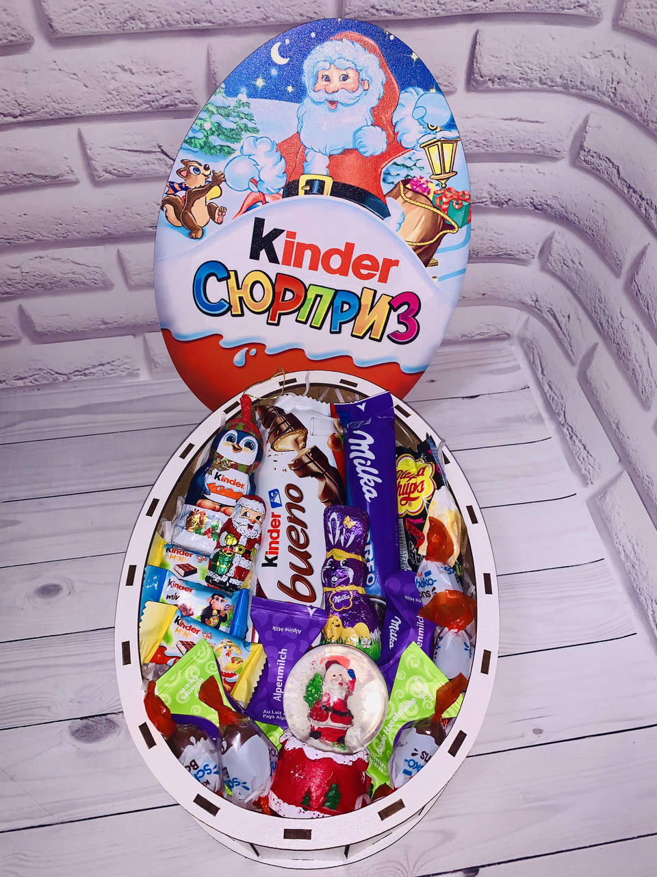 

Подарочный сладкий набор бокс Kinder и снежный шар