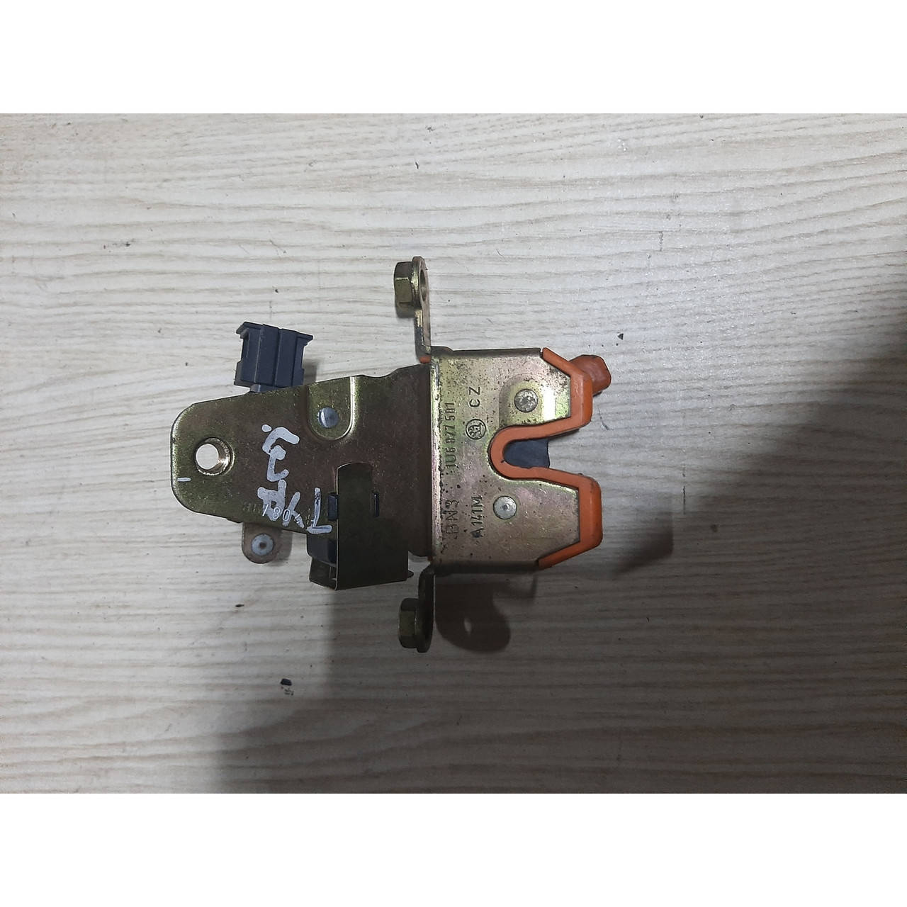 

Замок багажника Skoda Octavia Tour