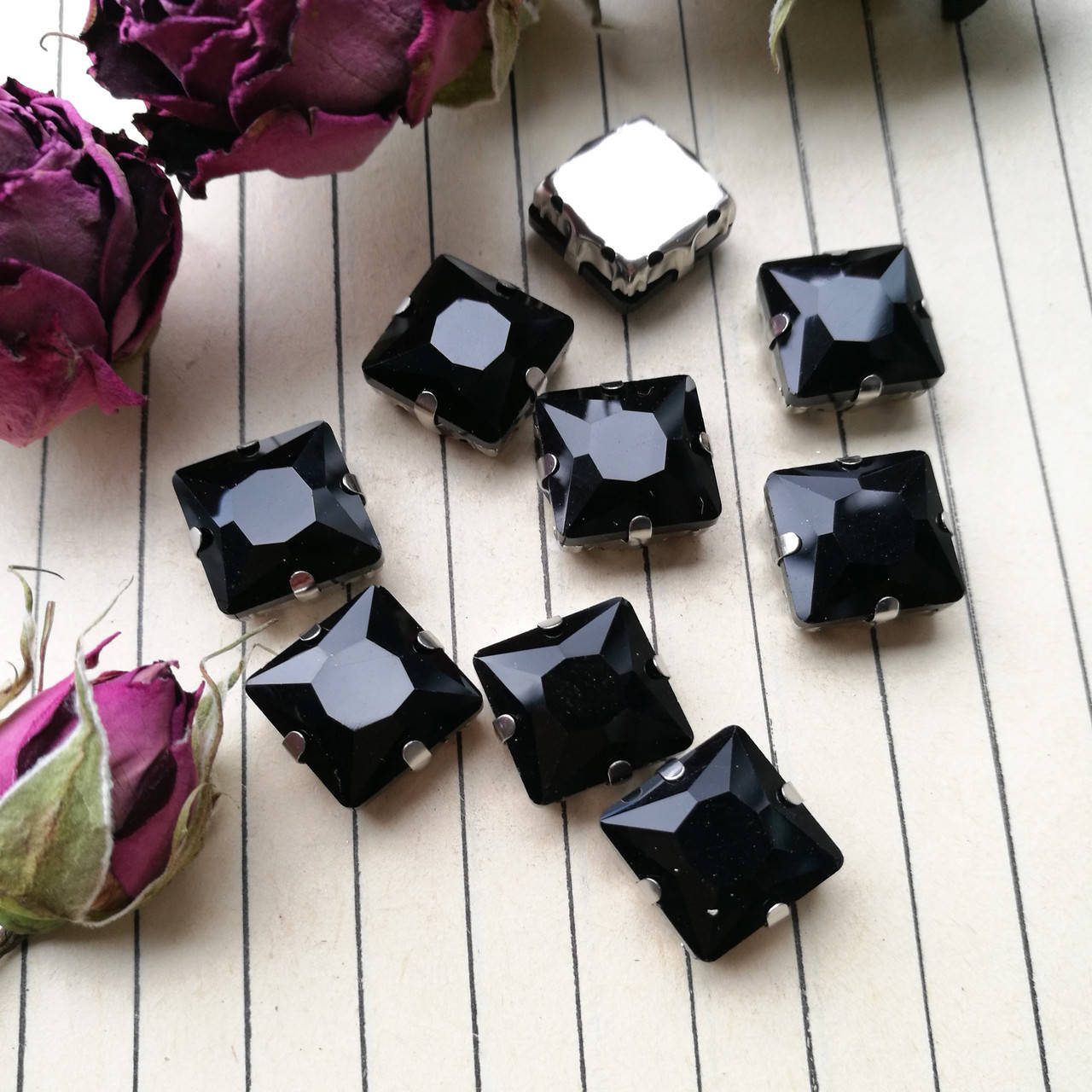 

Стрази в цапах, квадрат 12*12 мм, колір Jet