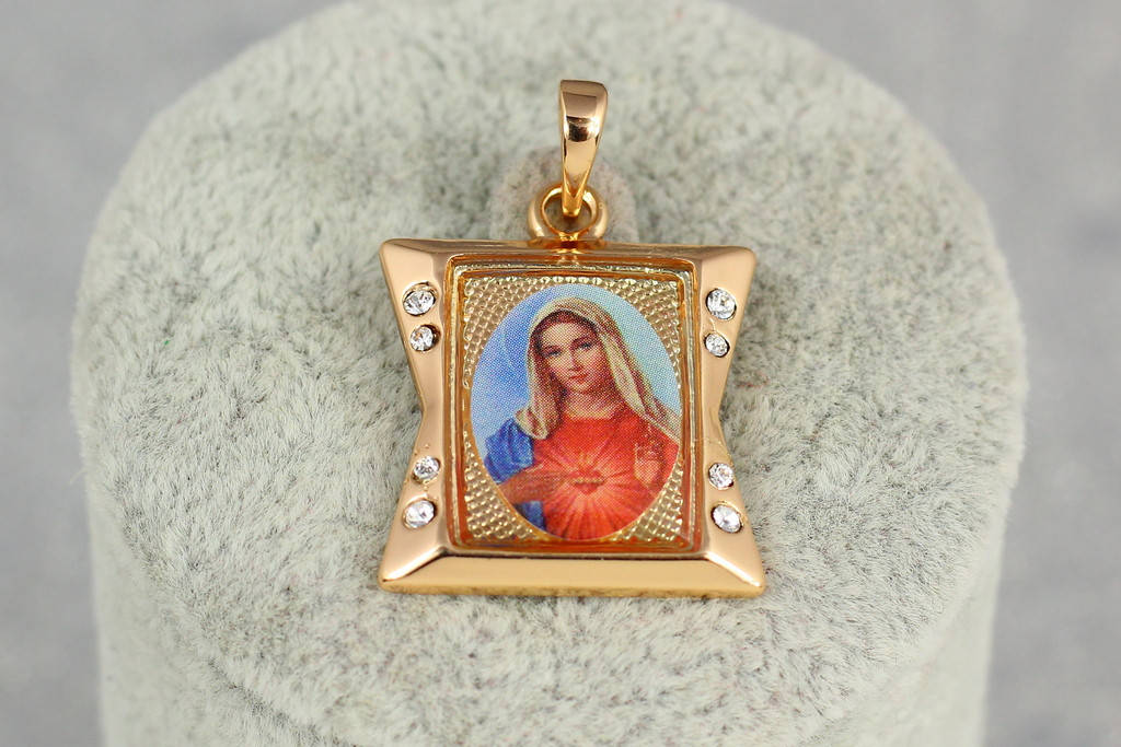 

Ладанка Xuping Jewelry прямоугольная цветная с камнями дева Мария золотистая