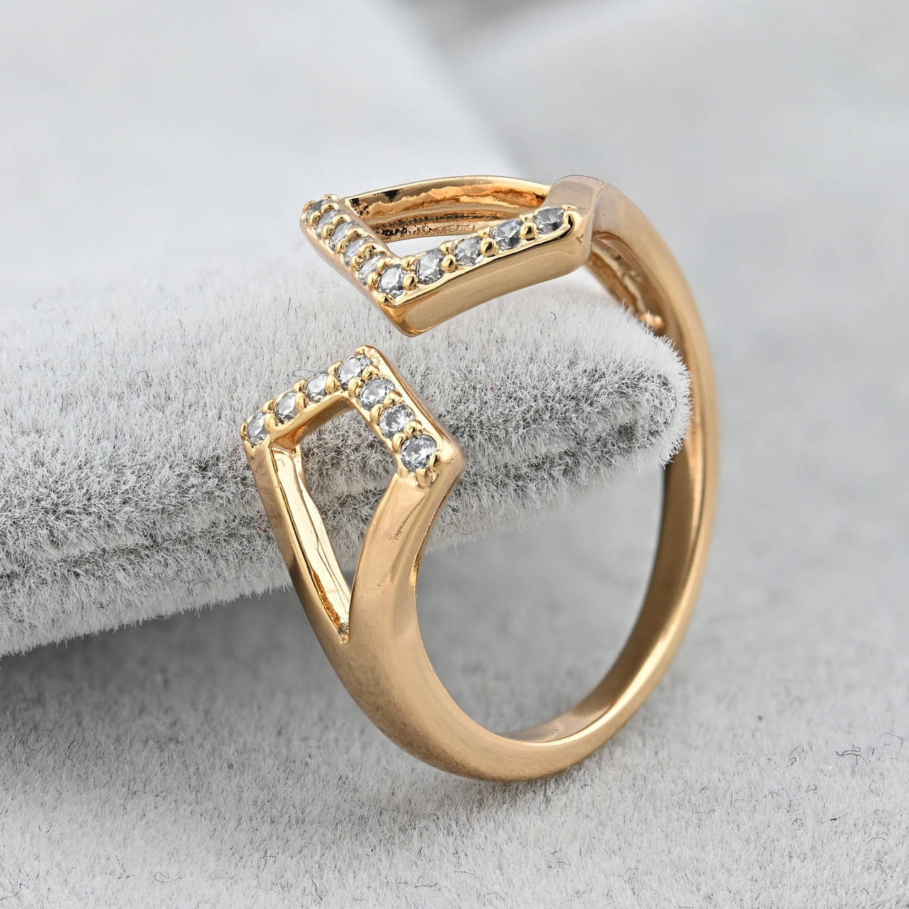 

Кольцо Xuping 37229 ширина 11 мм белые фианиты позолота 18К размер 16-17