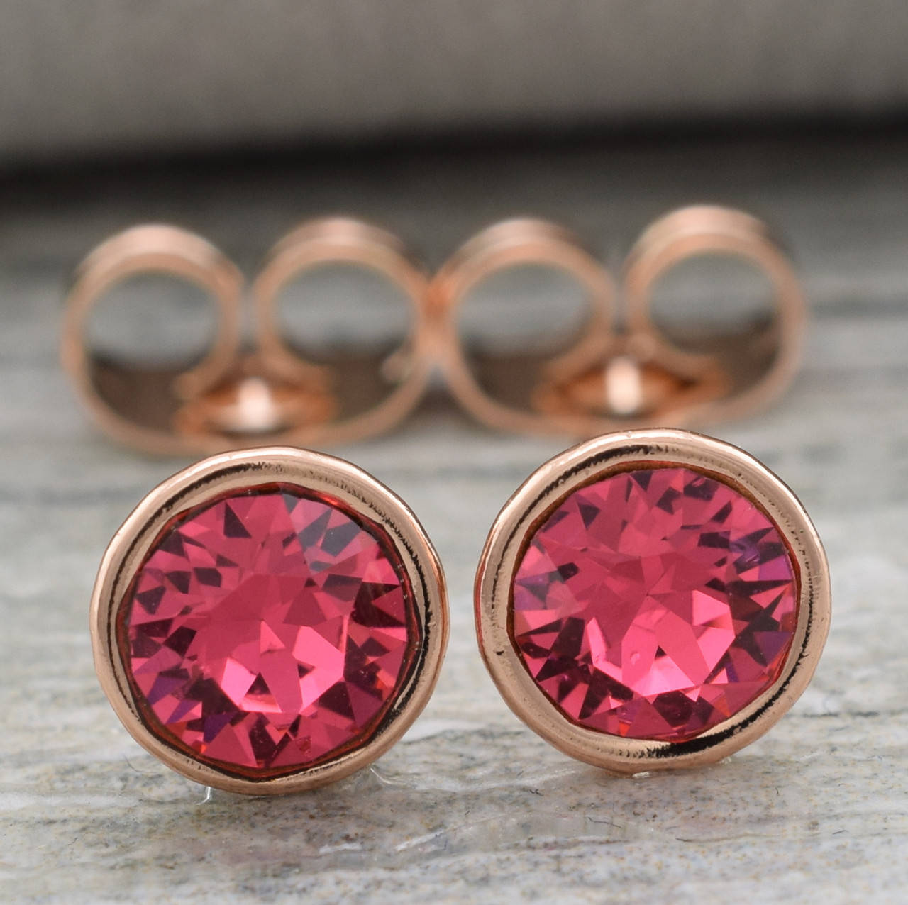 

Серьги Xuping с кристаллами Swarovski 83112 размер 7х7 мм цвет малиновый позолота РО