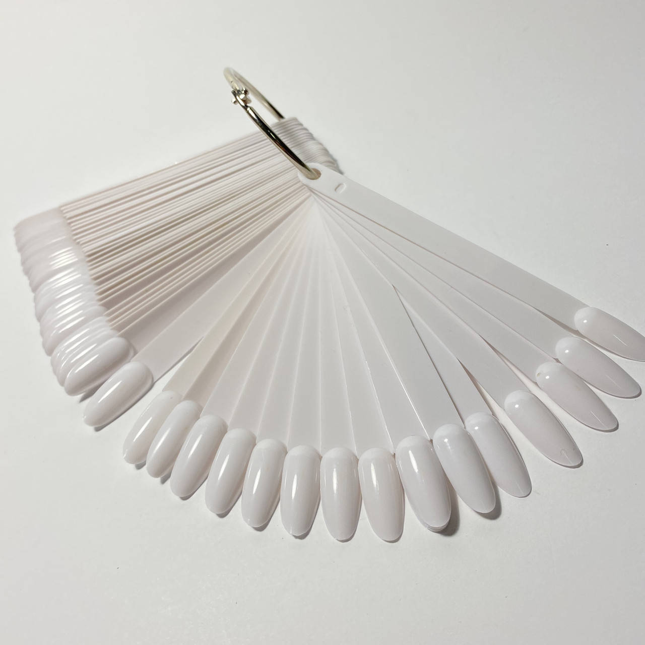 

Демонстрационная палитра-веер на кольце 50 овальных типс (белые)