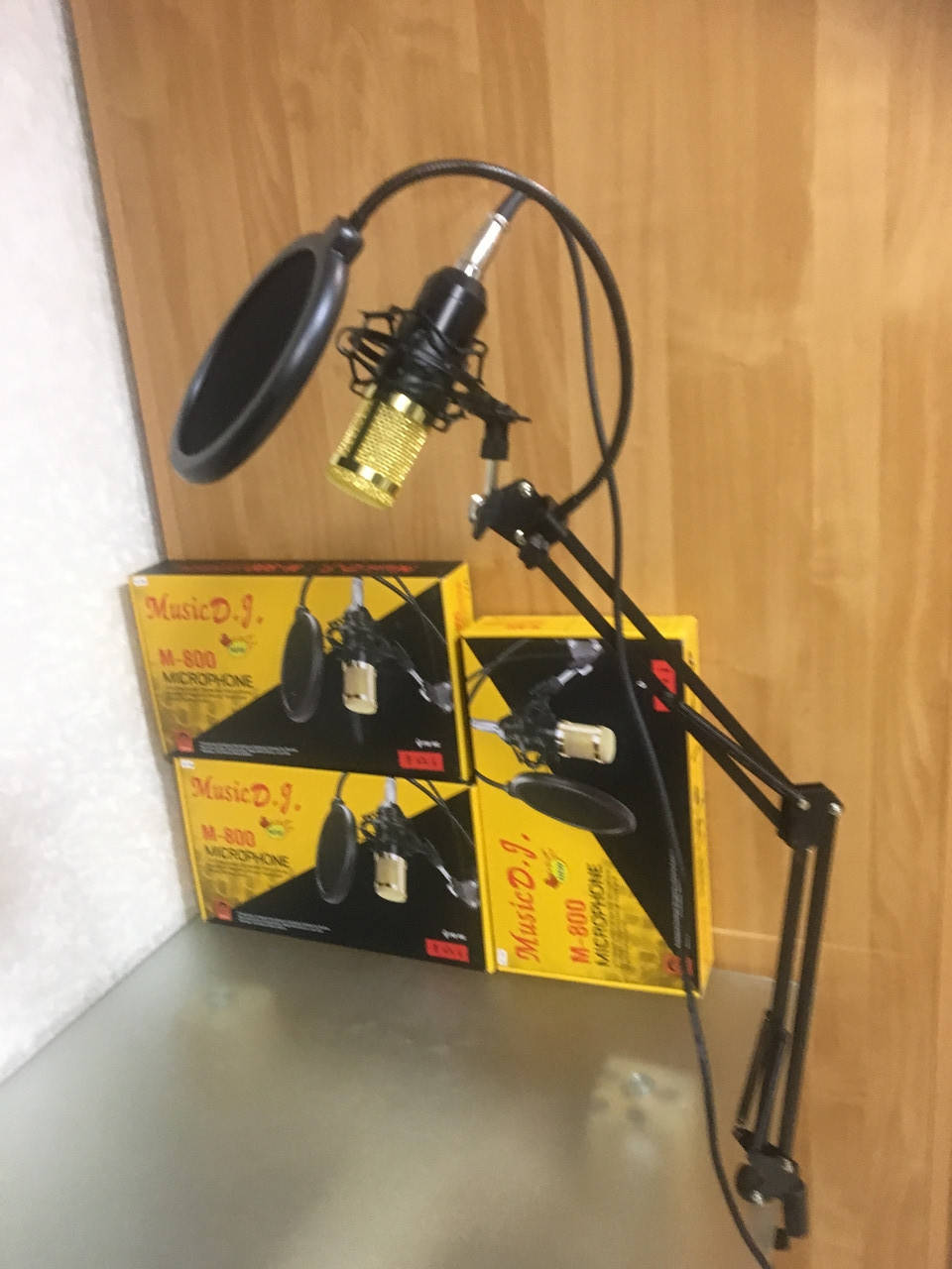 

Студийный микрофон Music D.J. M800 со стойкой и ветрозащитой Black/Gold