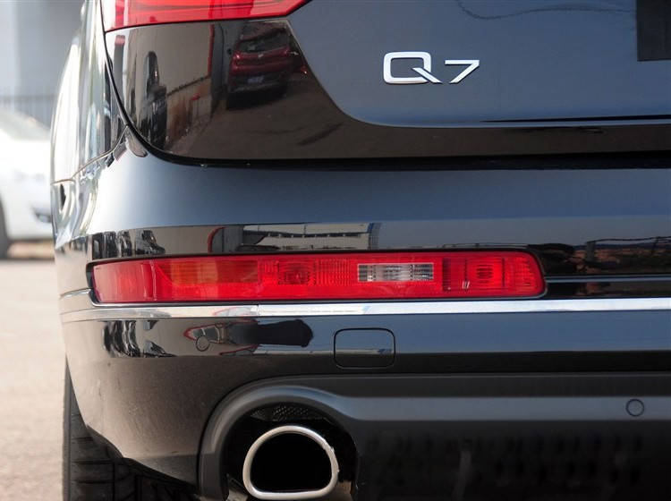 

Эмблема надпись багажника Audi Q7