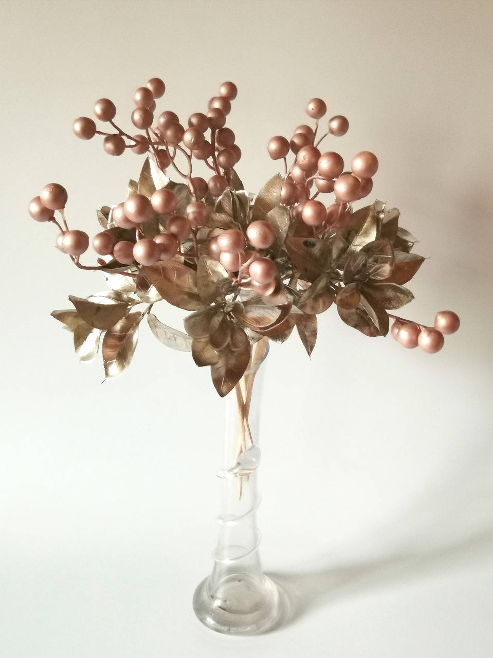 

Искусственные ягоды. Ветка пудровой ягоды с золотыми листьями.