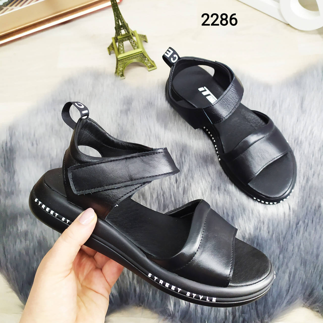 

Женские босоножки кожаные черные спортивного плана