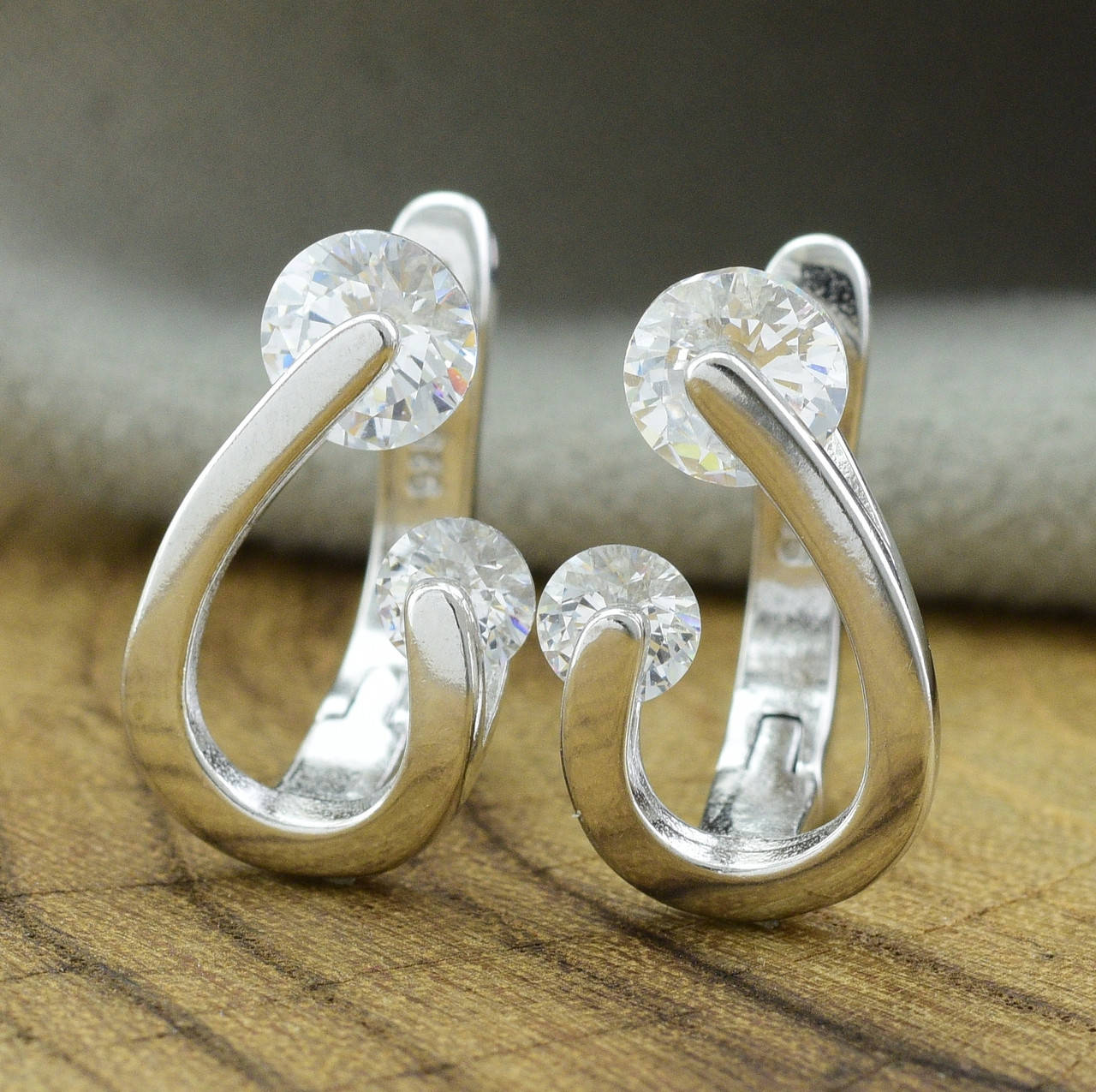 

Серебряные серьги размер 15х10 мм вставка белые фианиты вес 4.6 г