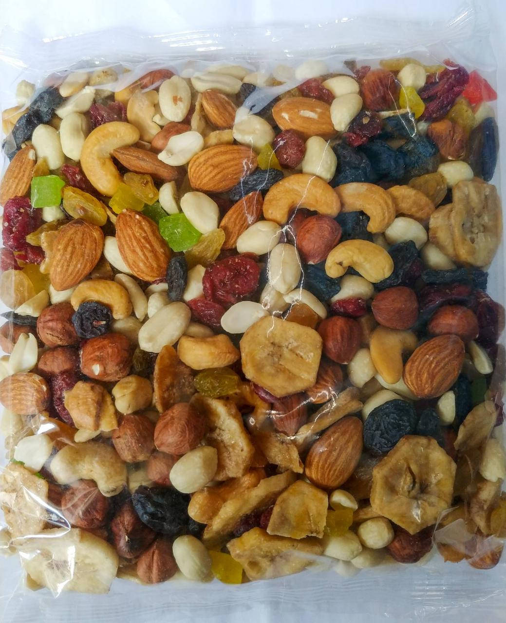 

Смесь орехов изюма и сушеных бананов 490g