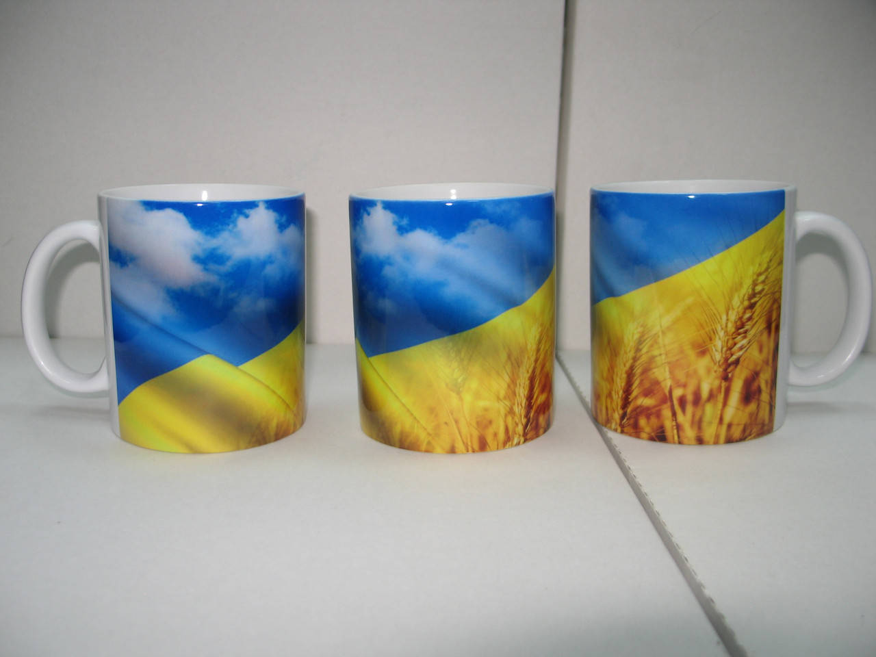 

Чашка с изображением флага Украины.