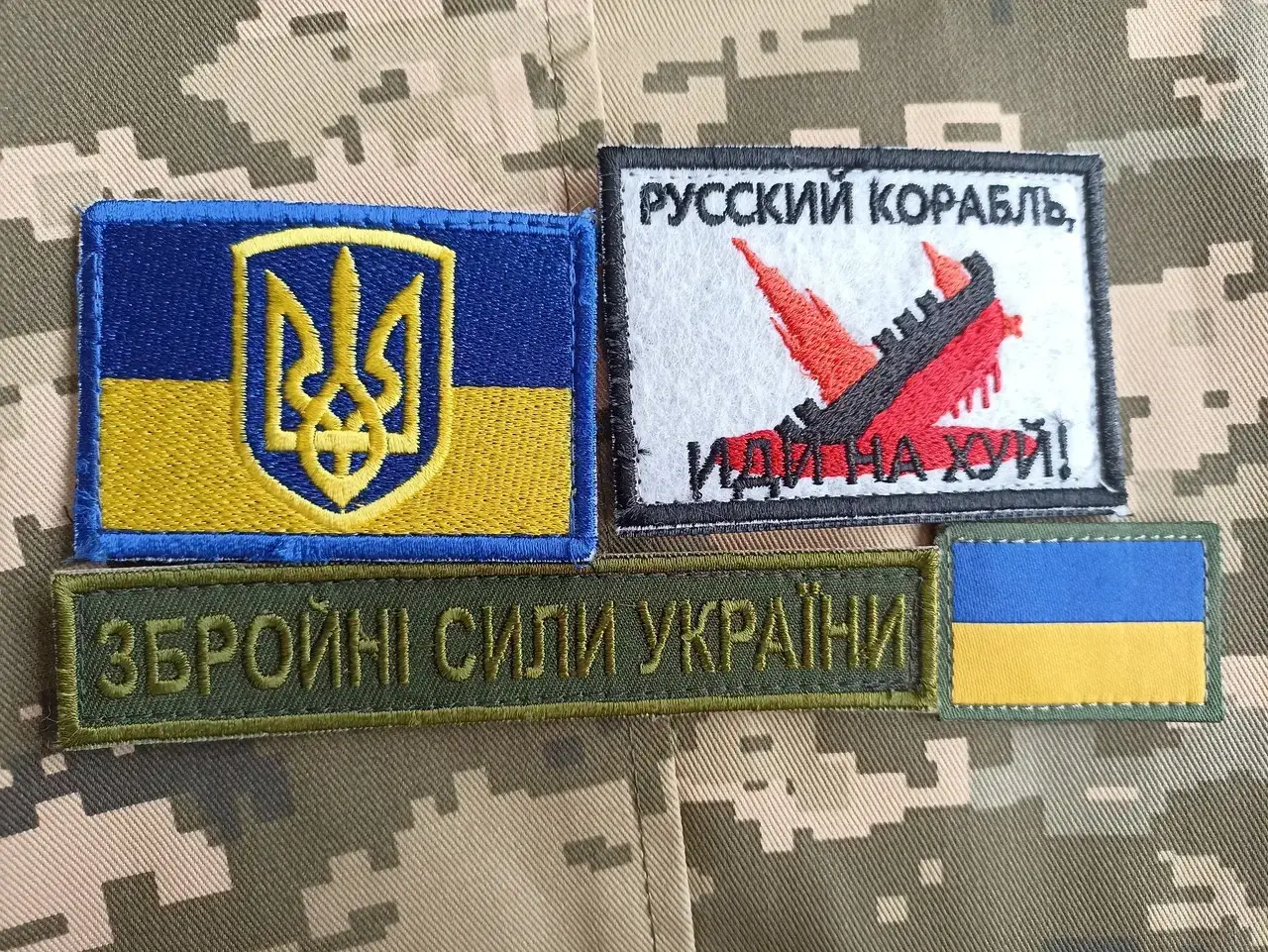 

Тканевые нашивки на одежду с липучкой