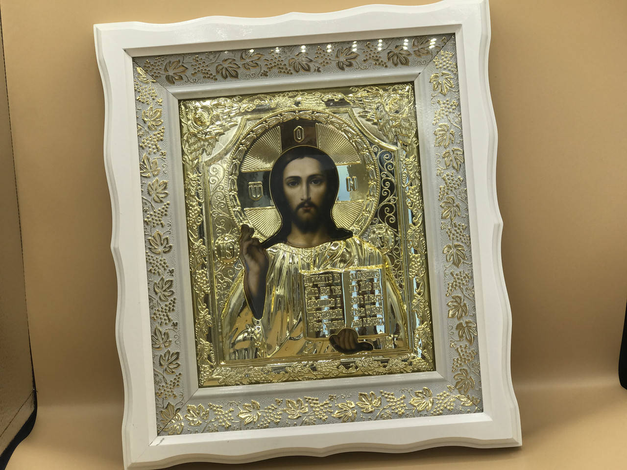 

Икона в белой рамке из дерева