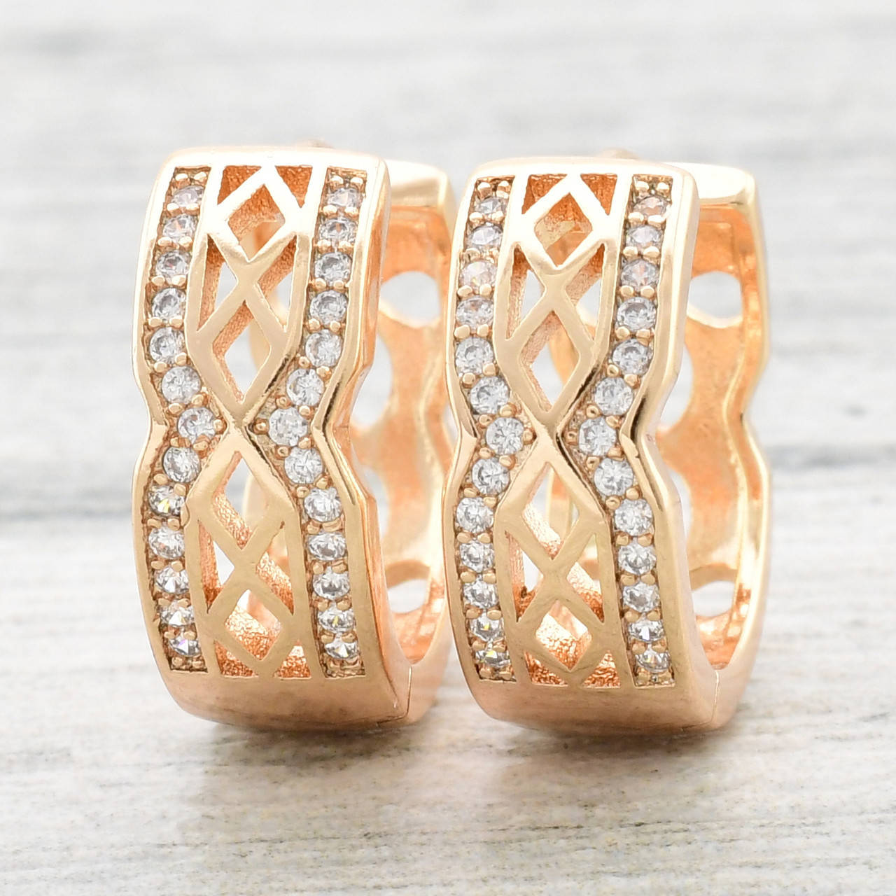 

Серьги 22514 размер 15х6 мм белые фианиты вес 4.0 г позолота 18К