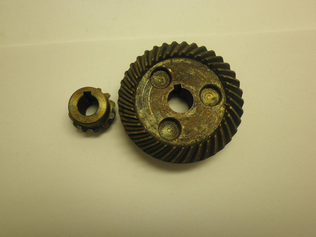 

Коническая пара болгарки 125 диаметры большой шестерни 49 х 10 мм высота малой шестерни 14 мм 1051