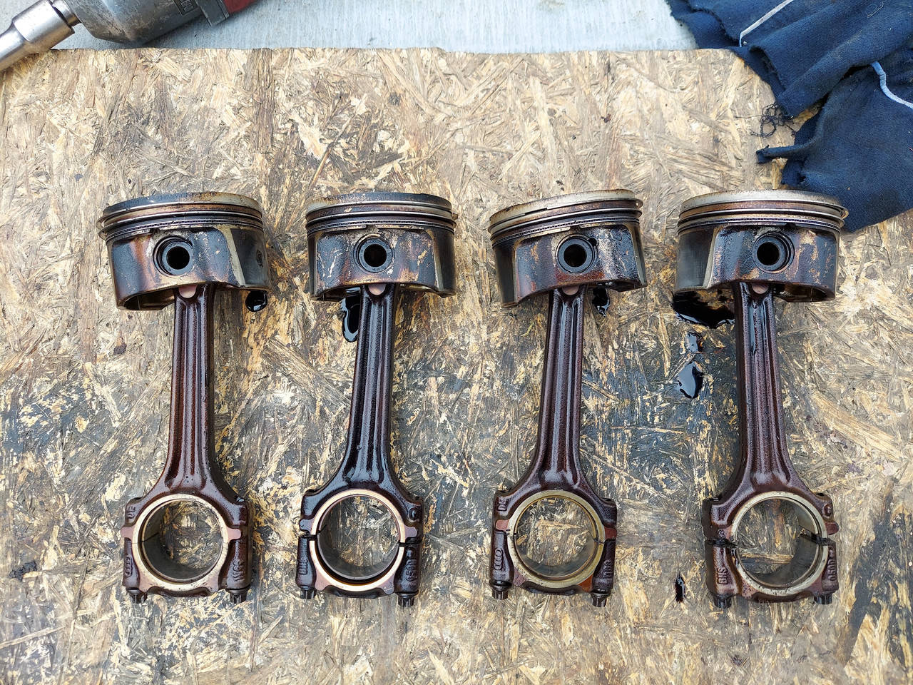 

Шатун 1.6 bfq гольф 4 Бора Октавія / Поршень 1.6 Bfq Гольф 4 Октавія