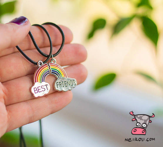 

Кулон парный для друзей "Best Frirnds. Радуга на шнурке". Цена за 1 пару