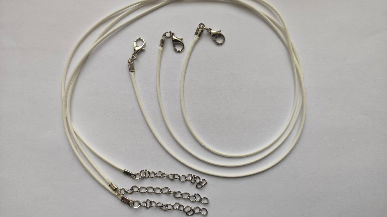 

Шнур вощеный . Цвет белый . Размер 42 см