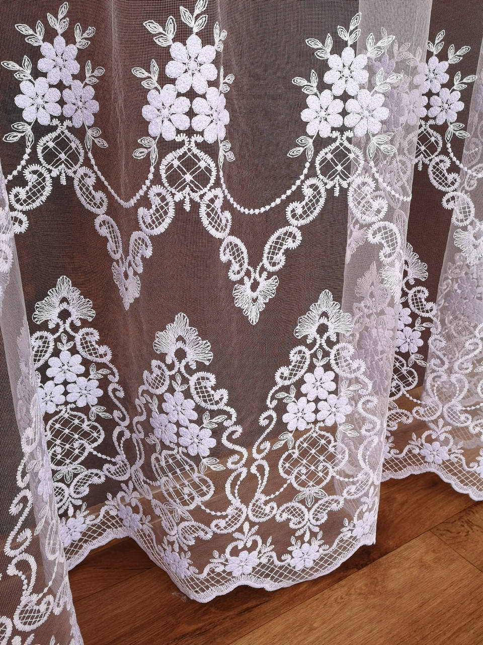 

Тюль белый с плотной вышивкой Турция