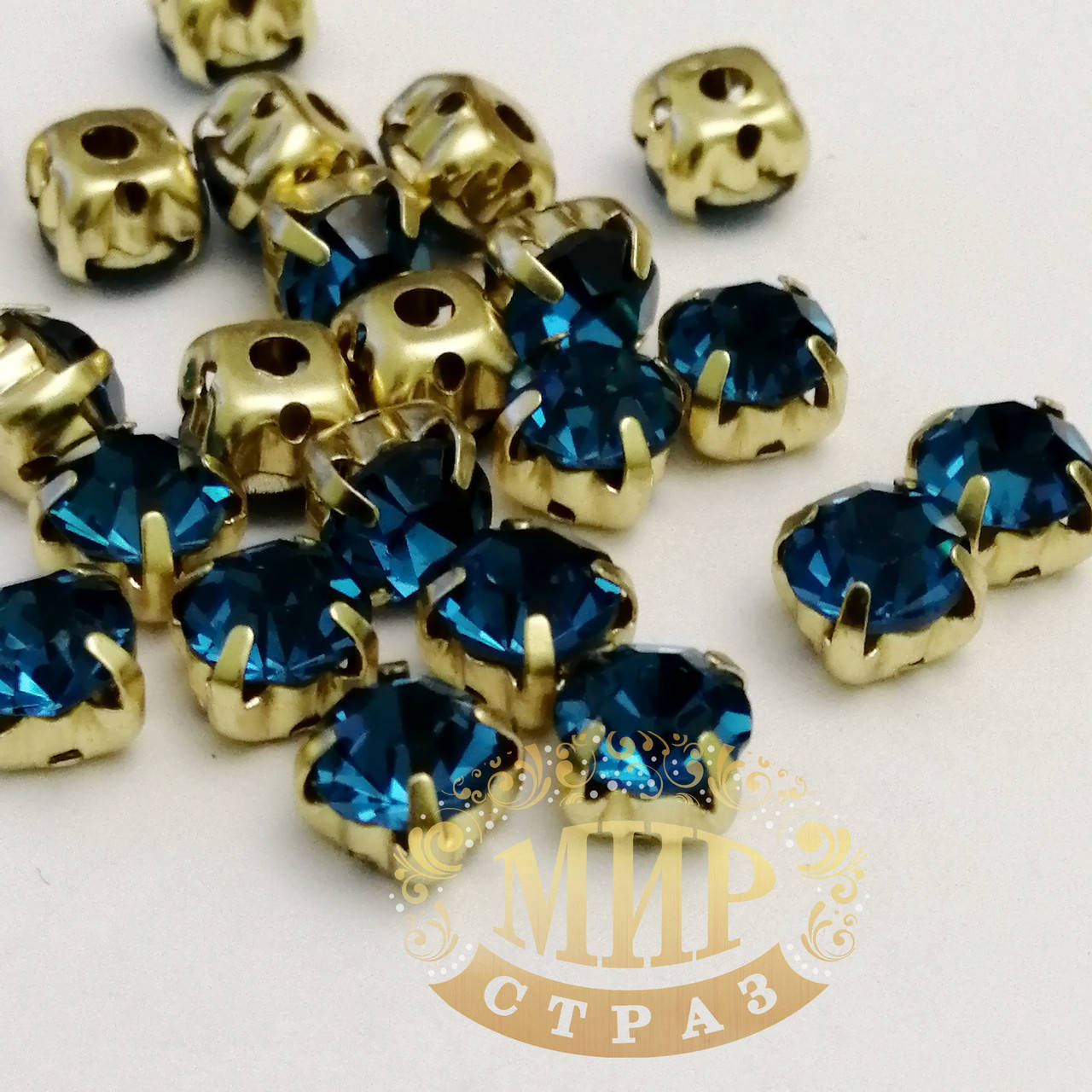 

Круглые стразы чатоны в золотых цапах, размер 6мм, цвет Blue Zircon, 1шт