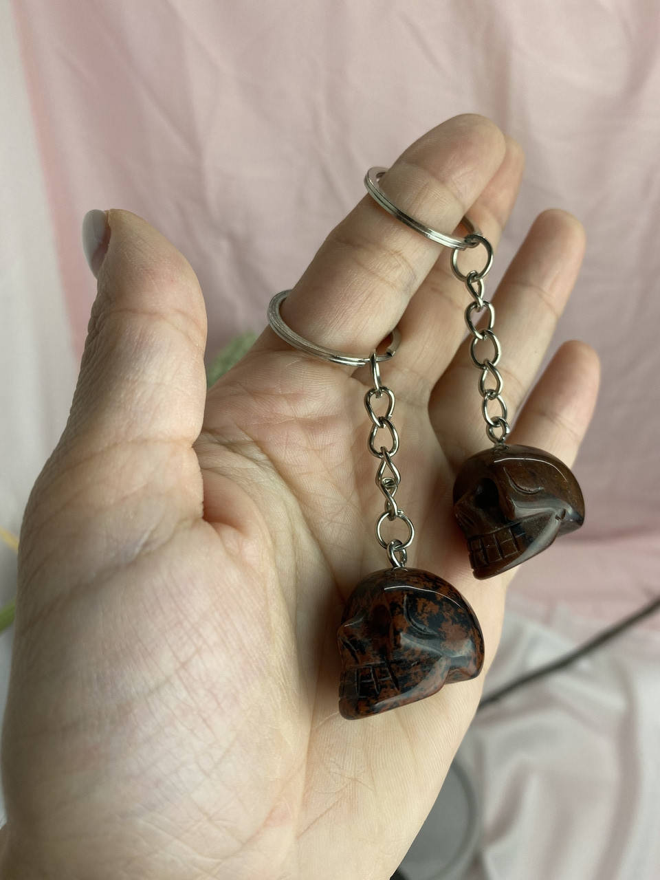 

Брелок-оберег Череп из Красного обсидиана, Натуральный красный камень для ключей и сумок, череп в подарок