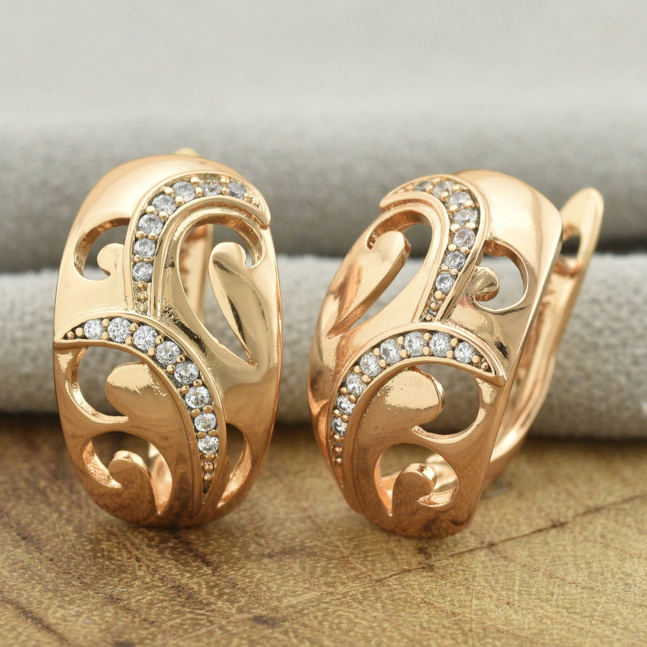 

Серьги Xuping 31979 размер 17х10 мм белые фианиты вес 3.8 г позолота 18К