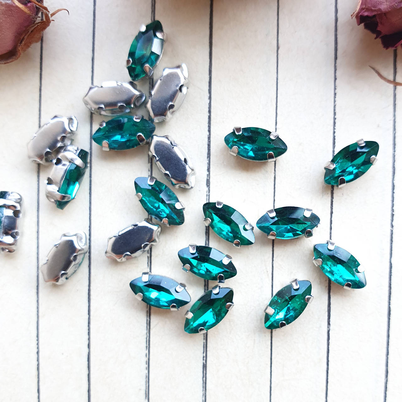 

Стрази в цапах, човник 4*8 мм, колір Green zircon