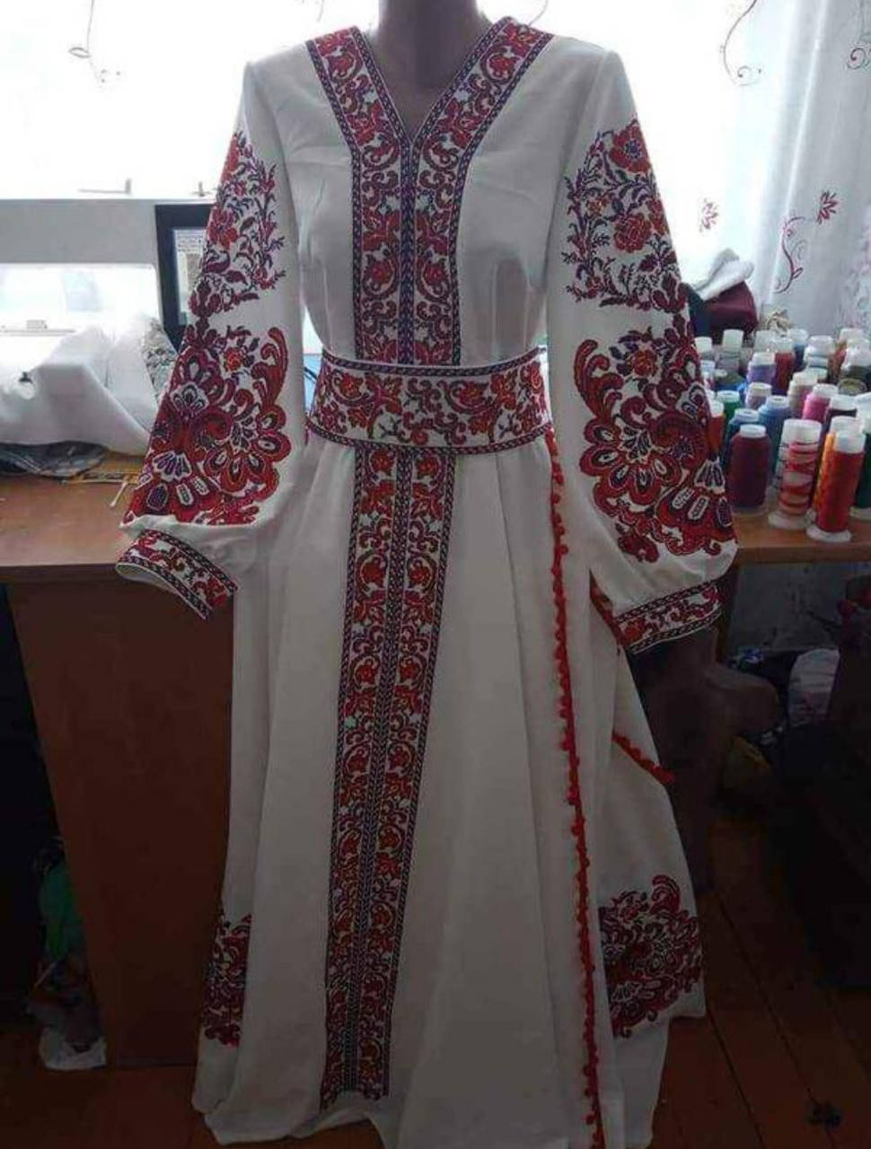 

Жіноча вишита сукня