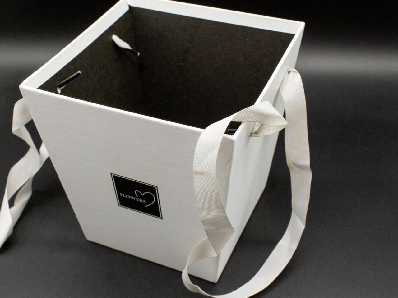 

Коробки для цветов с ручкой. Цвет белый. 18х17см