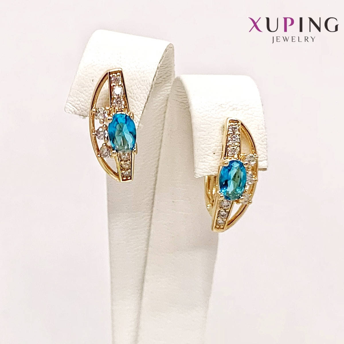 

Серьги Xuping, размер 17х6 мм, голубые фианиты (куб. цирконий), вес 3 г, позолота 18K, ХР01171 (1)