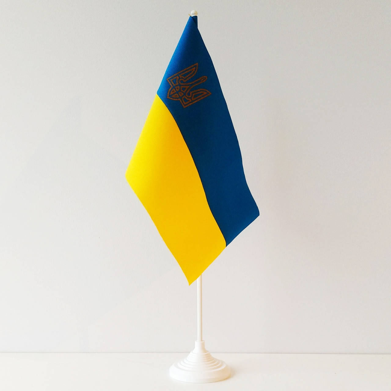 

Флажок (прапорець) Украины с гербом на подставке , габардин , 14*23 см.