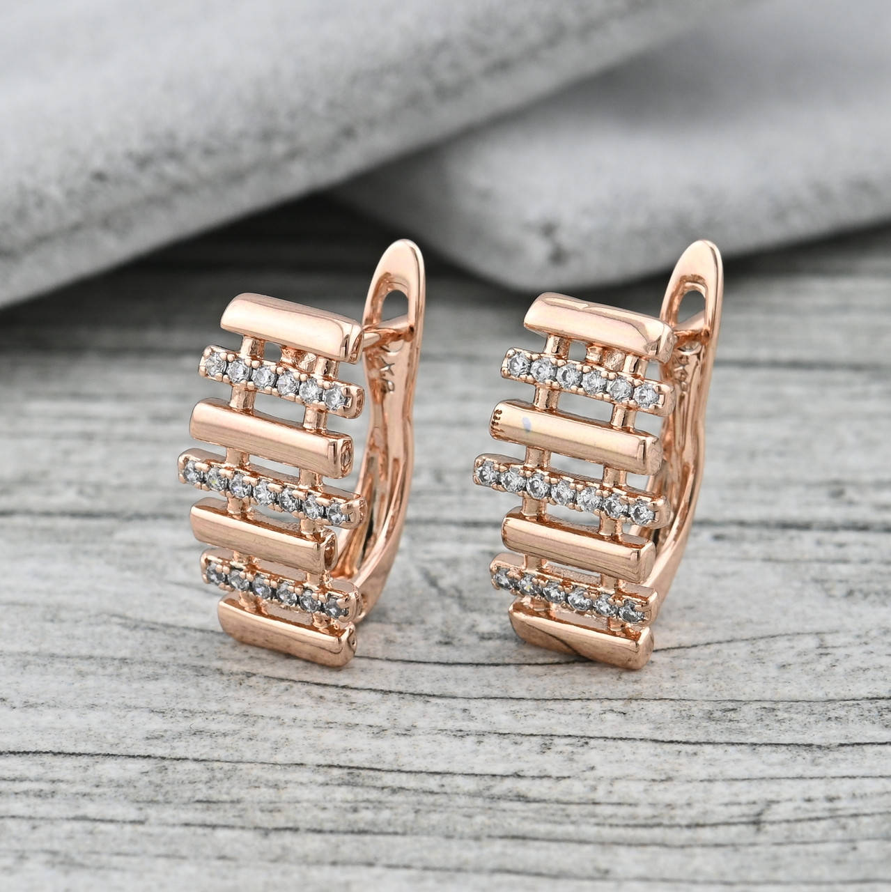 

Серьги 35385 размер 16х9 мм белые фианиты вес 2.8 г позолота РО