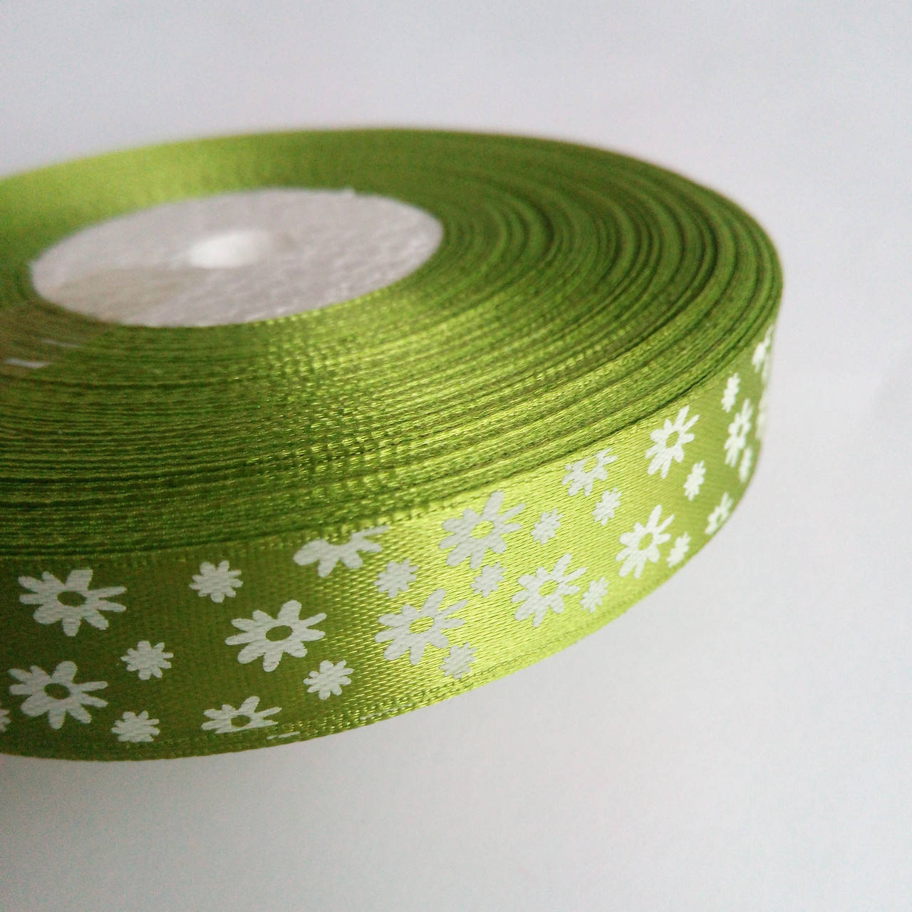 

Лента атласная хаки с малыми цветами 1,5 см