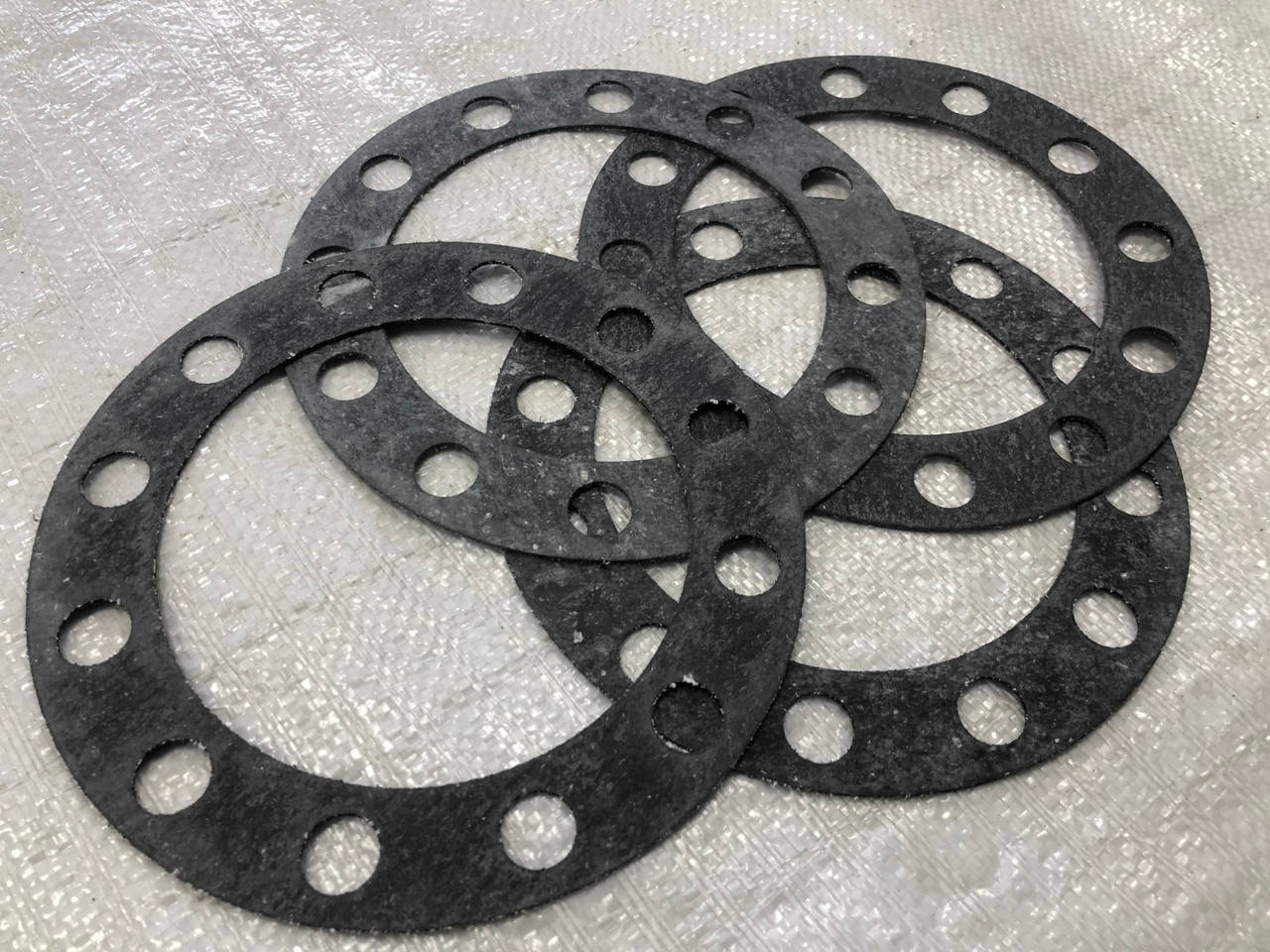 

Прокладка полуоси паронит 0,8 мм для КамАЗ 5320-2403048 / УралАТИ