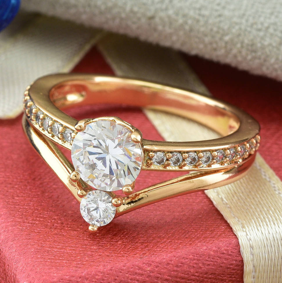 

Кольцо Xuping 15184 ширина 9 мм белые фианиты позолота 18К размер 20