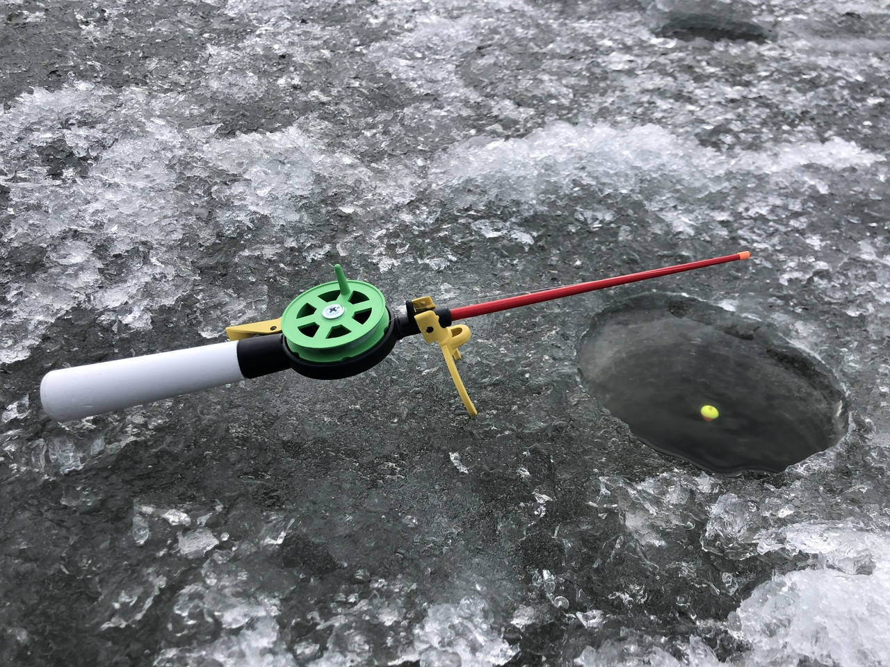 

Удочка зимняя в сборе для ловли мирной рыбы