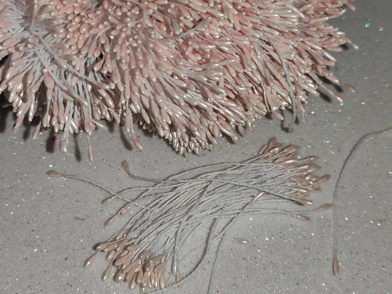 

Тычинки гладкие на нитке, 50шт двухсторонних ниток, головка ≈5х1,5мм Цвет - Розовый нежный