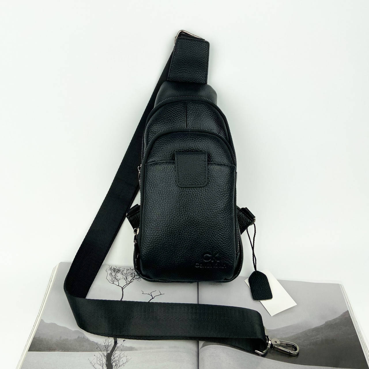 

Мужская кожаная нагрудная сумка слинг через плечо на два отделения Calvin Klein Кельвин Кляйн, Черный