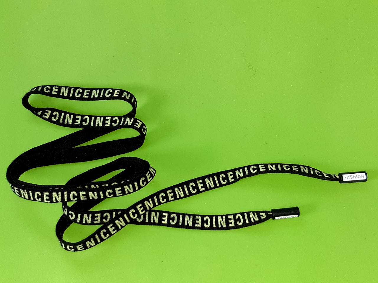 

Шнур для одежды с наконечником черный с салатной надписью для капюшона, худи. 120 см