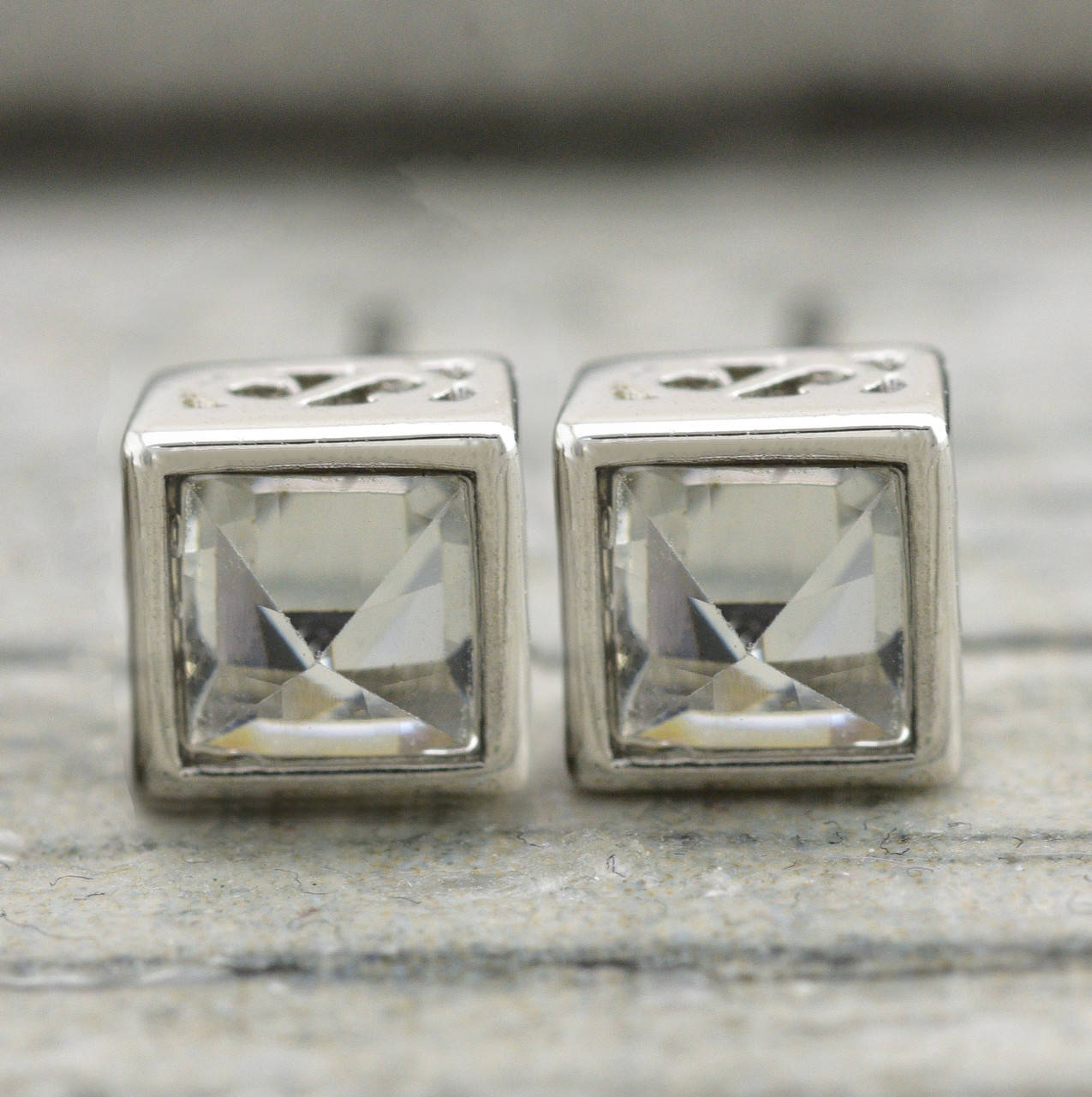 

Серьги Xuping с кристаллами Swarovski 93424 размер 5х5 мм цвет белый позолота Белое Золото