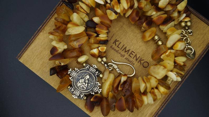 

Бусы из натурального янтаря с образом Божьей Матери из латуни