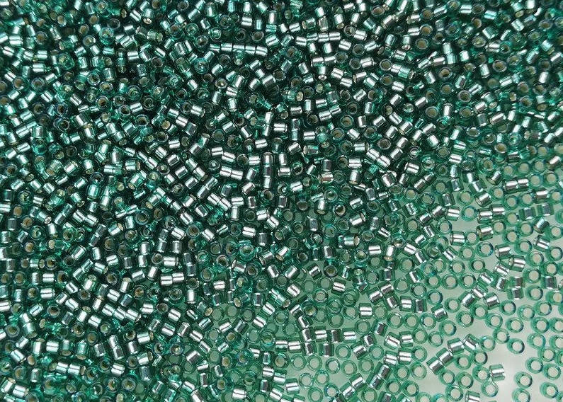 

Японський бісер Miyuki Delica 11/0 DB0607 Silver Lined Emerald Dyed
