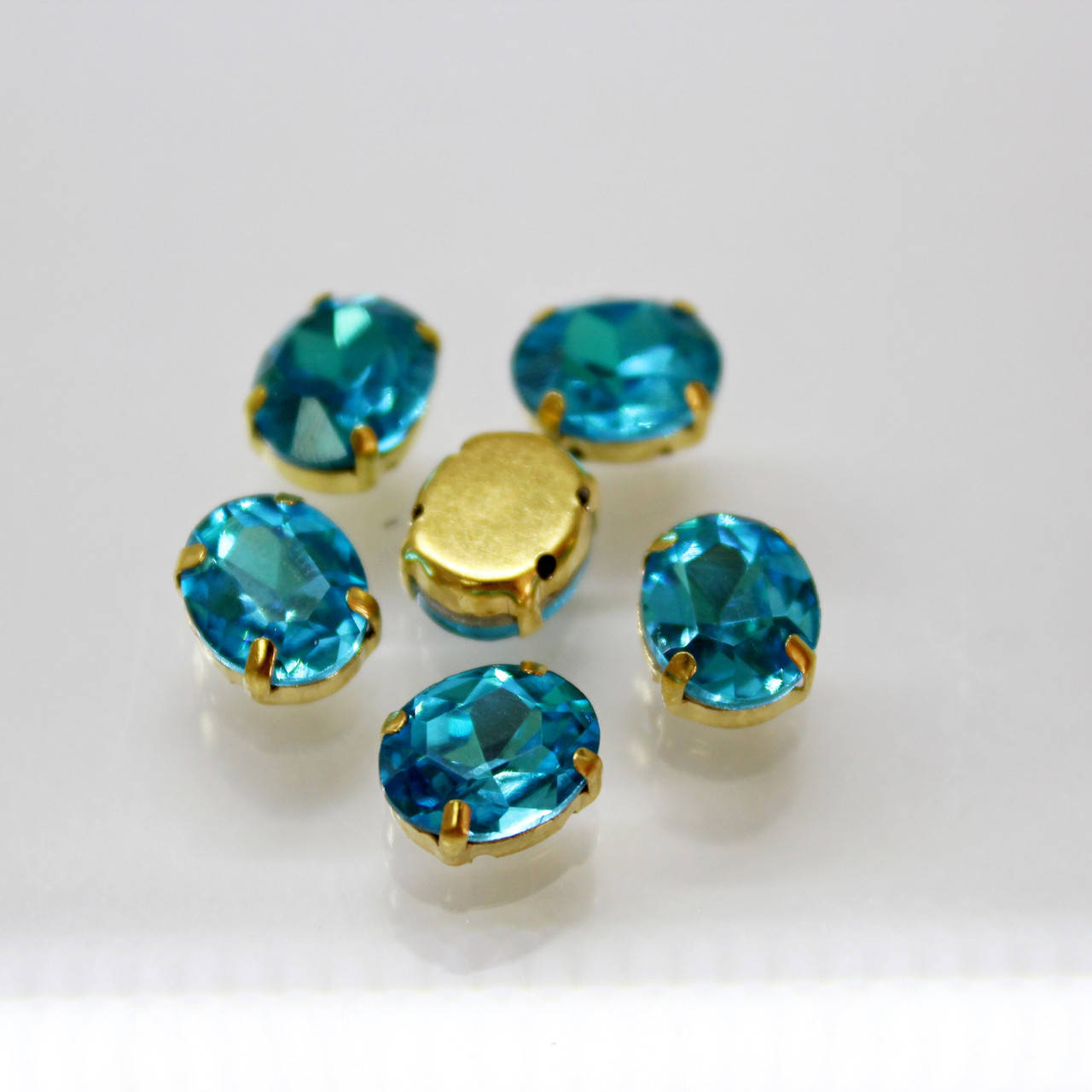 

Овалы в золотых цапах.Цвет Aquamarine Размер 6х8мм.Цена за 1шт