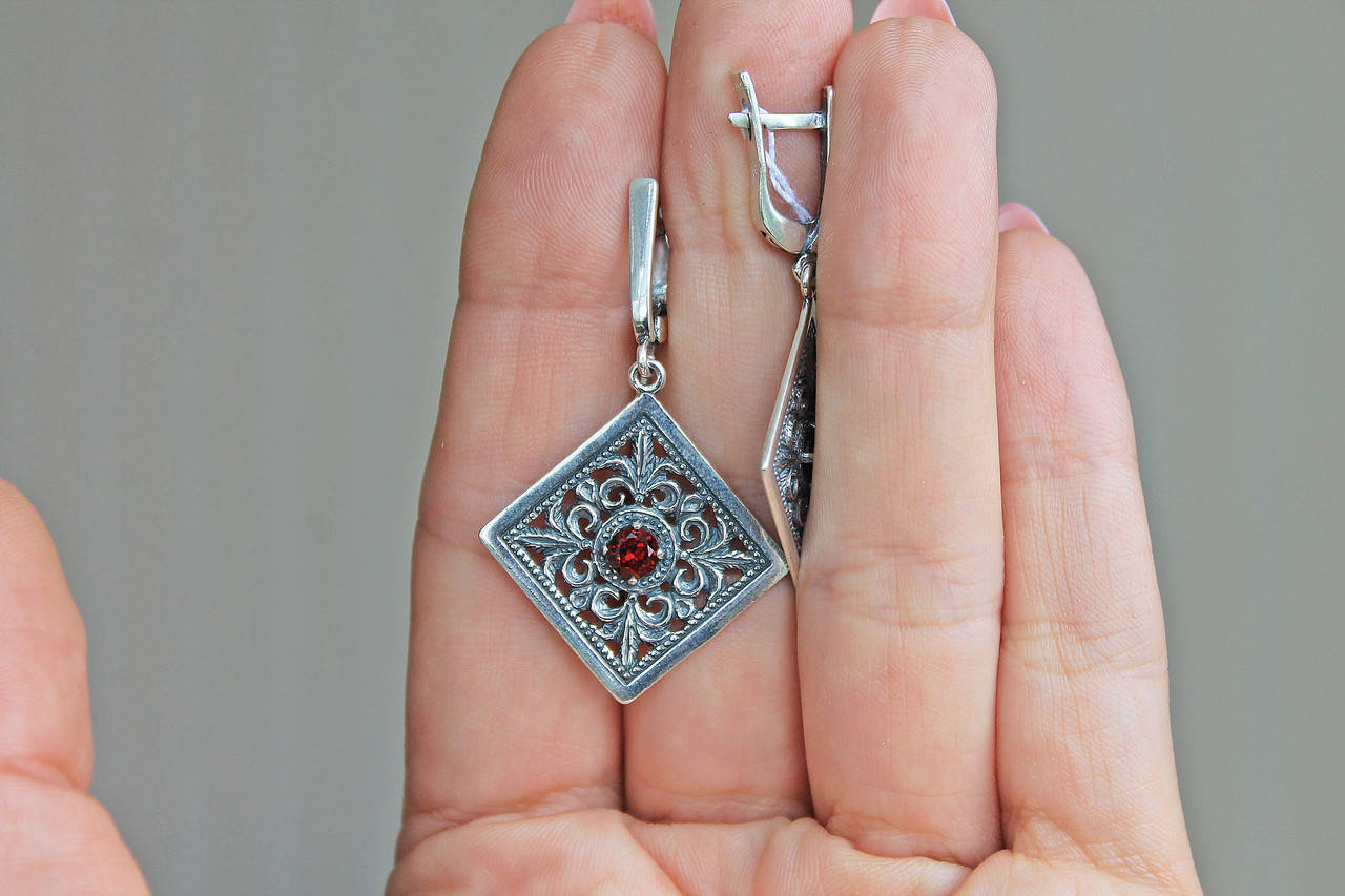 

Серебряные серьги Хартов 2522 гранат