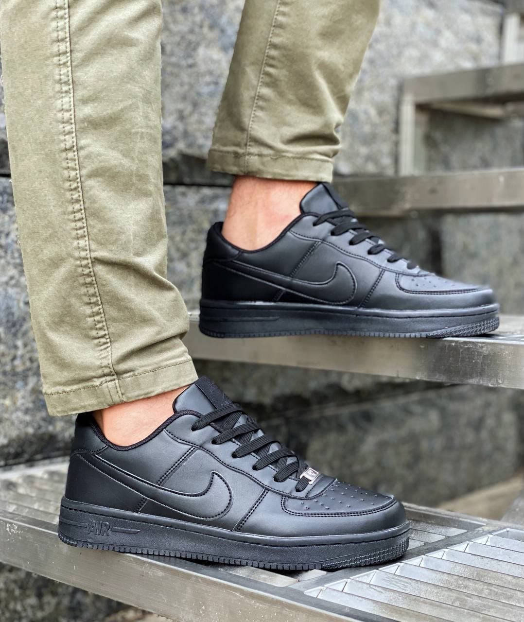 

Мужские демисезонные черные кроссовки Nike мужская обувь Размеры 42,43,44, Черный