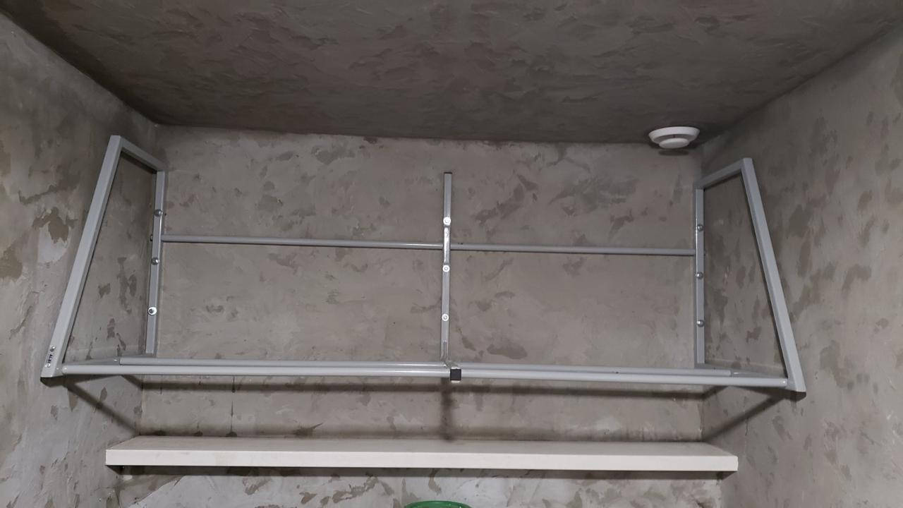 

Стеллаж для хранения восьми колес