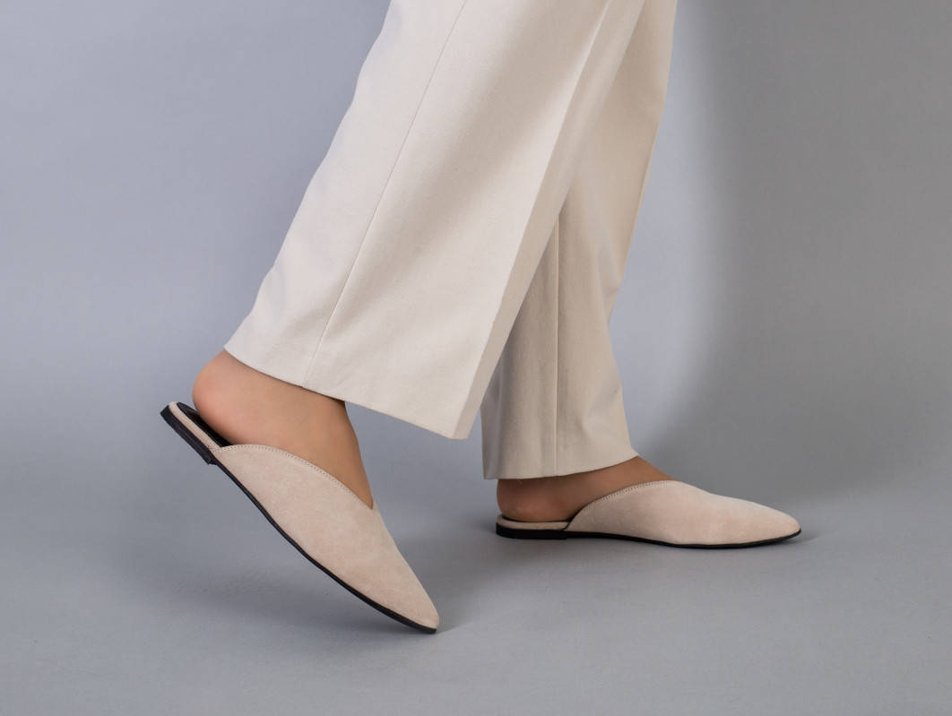 

Мюли женские замшевые бежевого цвета