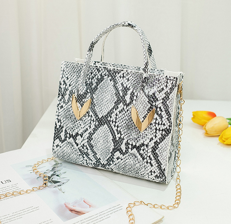 

Стильная сумочка городского типа под рептилию, Черный