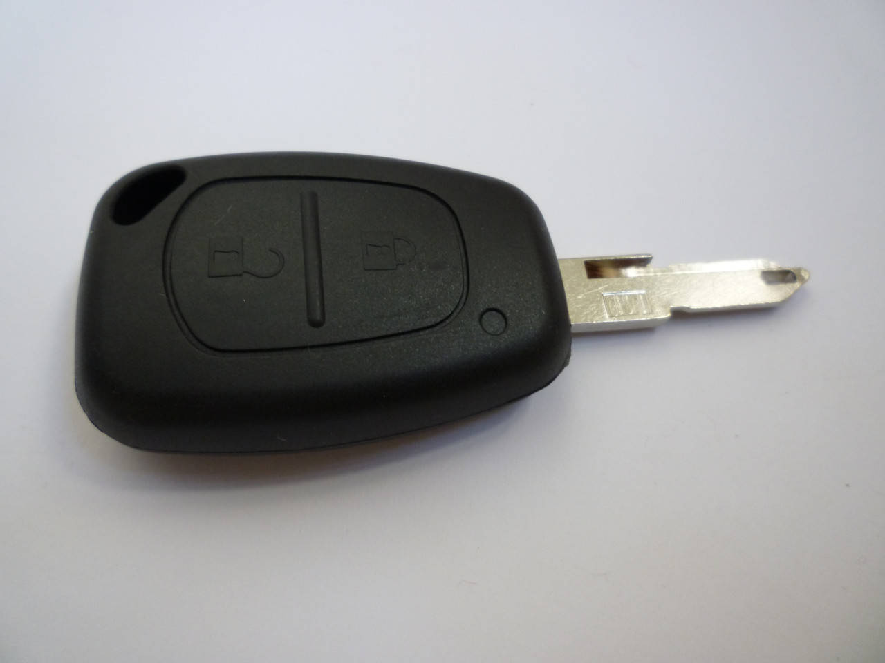 

Корпус ключа на две кнопки, с язычком Renault Trafic / Opel Vivaro / Nissan Primastar с 2001... 291003 (Китай)