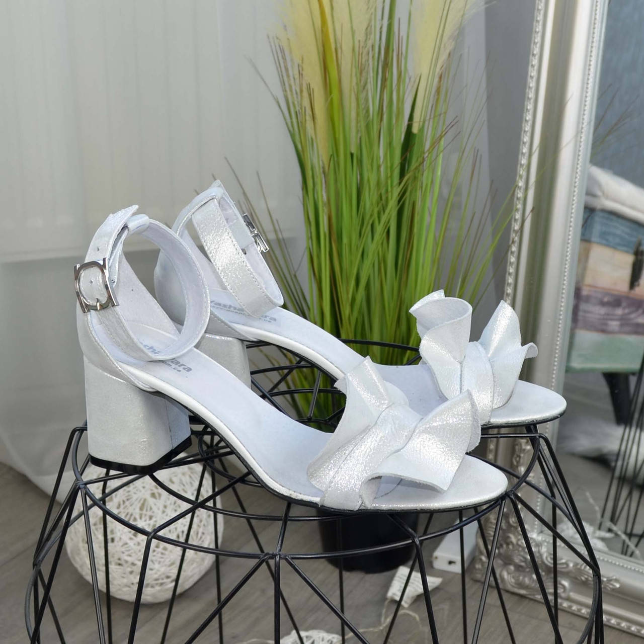 

Босоножки женские белые на устойчивом каблуке. Натуральная кожа сатин